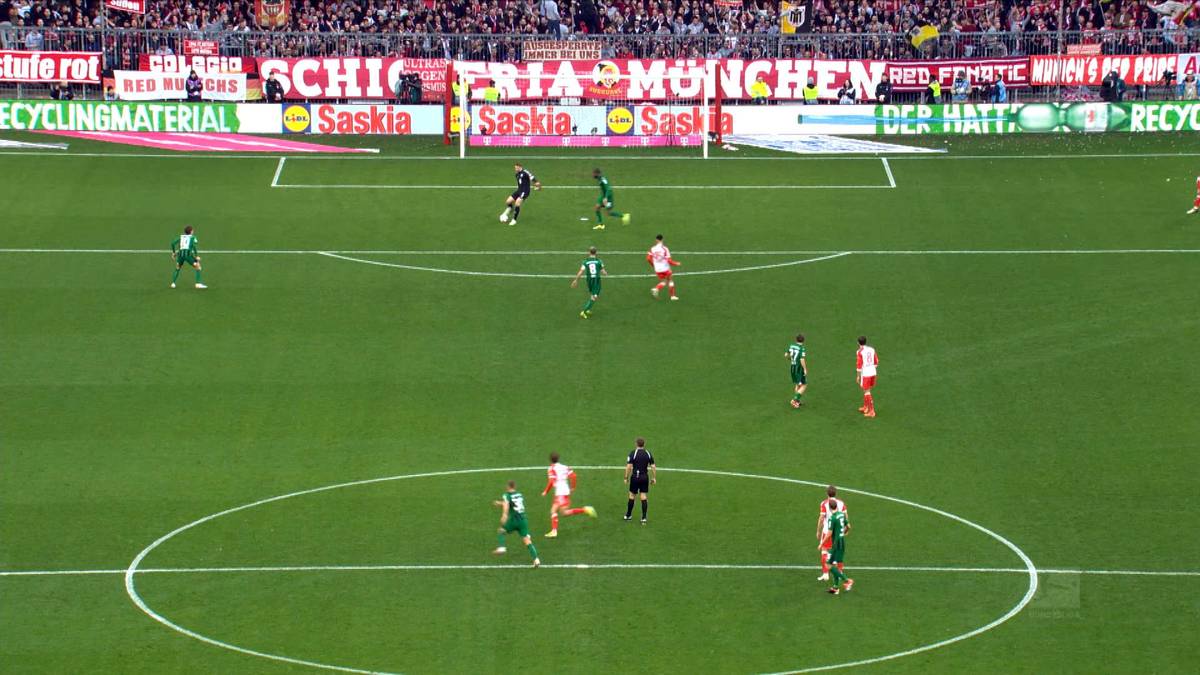 Im Spiel gegen Gladbach leitet Bayern-Keeper Manuel Neuer unfreiwillig das 1:0 für die Gäste ein. Thomas Müller kann das zu kurze Zuspiel nicht verarbeiten. Elvedi sagt Danke.
