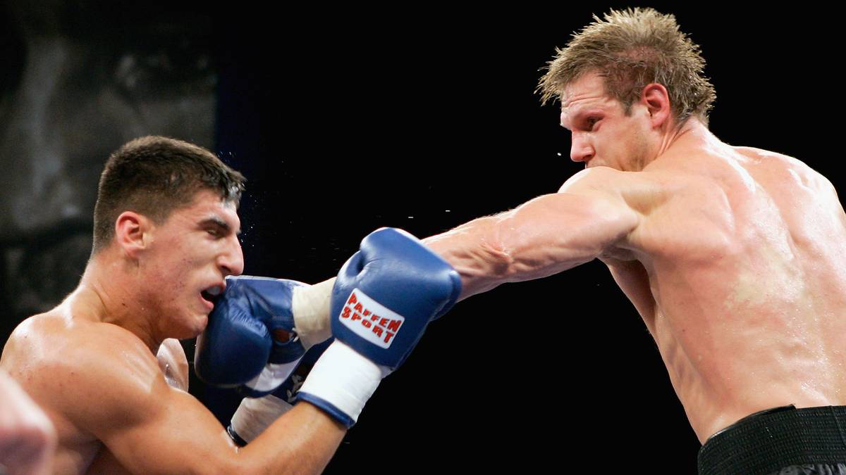 Seine ersten Schritte macht Huck im Kickboxen, ehe er mit 18 Jahren zum Boxen wechselt. Zwei Jahre später beschließt er Profi zu werden und kämpft fortan für den Sauerland-Stall unter Trainer-Legende Ulli Wegner. Nach einigen Siegen gegen Aufbaugegner besiegt der damals 20-Jährige 2005 Rüdiger May einstimmig nach Punkten