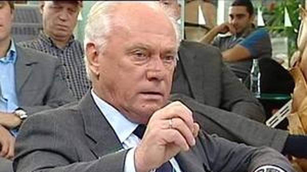 Udo Lattek über die Meinung der Niederländer zum damaligen Bayern-Trainer Louis van Gaal: "Er ist ein ausgezeichneter Trainer, aber als Mensch ist er ein Arsch."