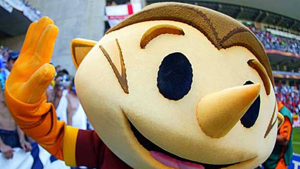 Spitze Nase, spitze Ohren, abgespactes Aussehen: Der portugiesische Junge "Kinas" verzückt 2004 die Fans - bis ins Finale. Dann scheitert das Heimteam Portugal überraschend an Griechenland