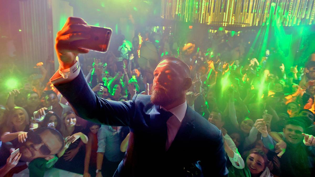 ...und knipst ganz cool ein Selfie vor der ekstatischen Menge. Bevor er sich setzt - zu Gonzalez?