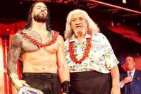 Roman Reigns‘ Vater Sika, Mitbegründer einer legendären Wrestling-Familie, mit der auch Dwayne „The Rock“ Johnson verbunden ist, ist verstorben.