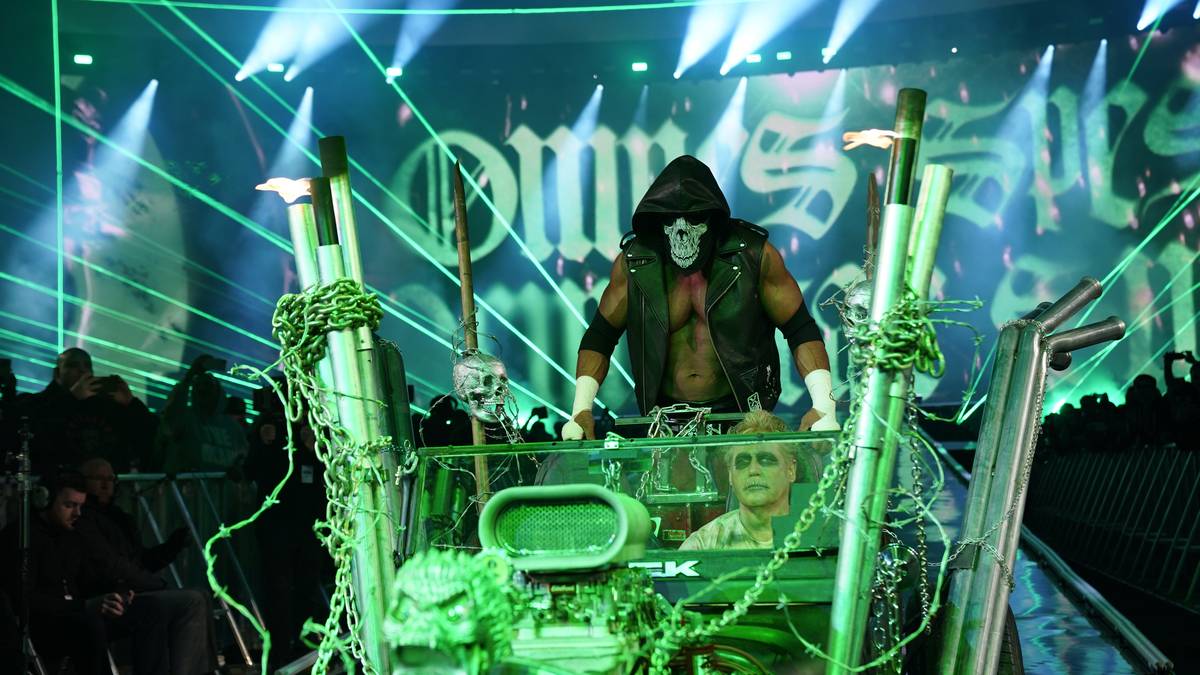 Der "Cerebral Assassin" ließ sich in einem dystopischen Fantasy-Gefährt zum Ring fahren