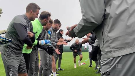 Vier Monate nach seiner Krebsdiagnose kehrt Stefan Lainer bei Borussia Mönchengladbach ins Training zurück - und wird von seinen Teamkollegen entsprechend gefeiert.