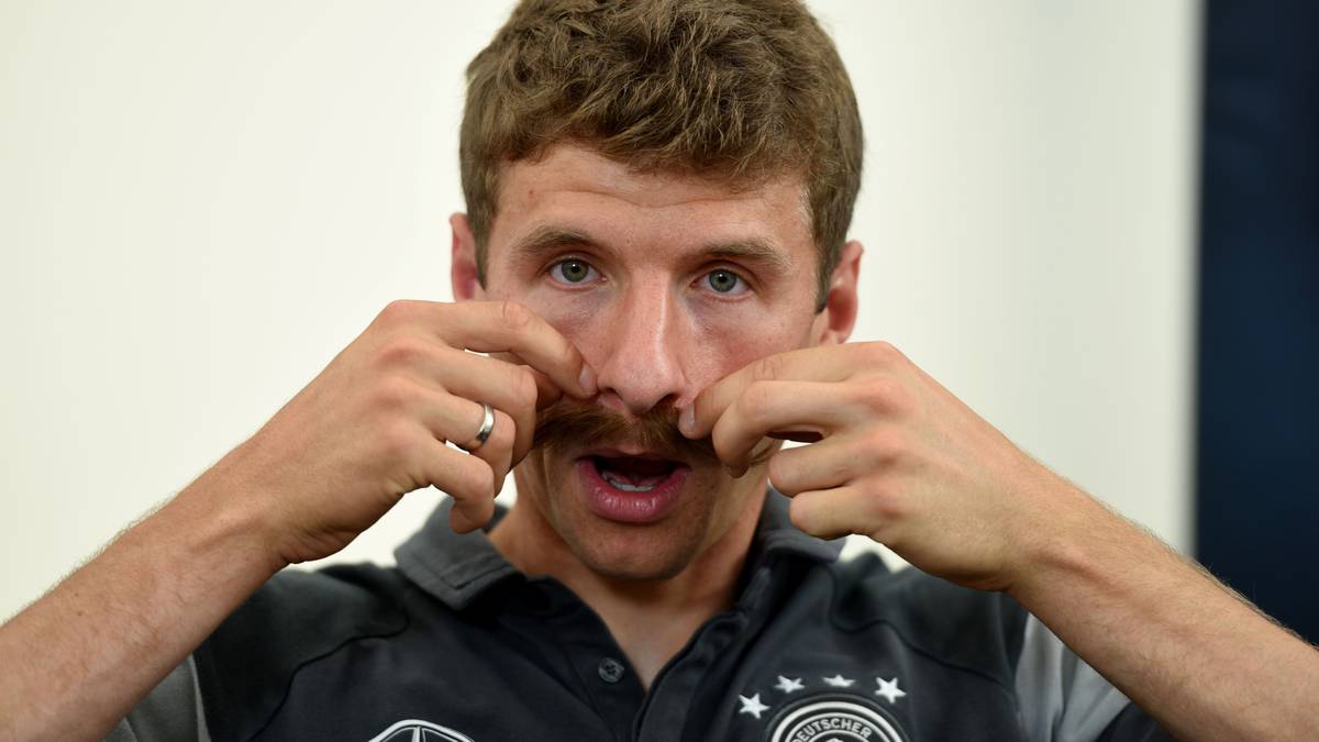 Müller hat mit dem Schnurrbart nicht etwa einen neuen Look für sich entdeckt, sondern den Bart nur aufgeklebt. Er tat damit einer Kinder-Reporterin einen gefallen