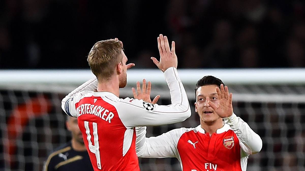 MESUT ÖZIL: Özil ist seit Jahren in London an der Seite von Mertesacker. Manchmal tut er etwas mehr als piepsen und an der Kugel kann er sowieso alles: Gegner ausspielen, Vorlagen geben, Tore schießen...