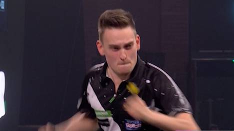 Ricardo Pietreczko setzt sich gegen Dave Chisnall in einem wahren Krimi durch - und muss sich dabei nicht nur der Pfiffe der englischen Fans erwehren. 