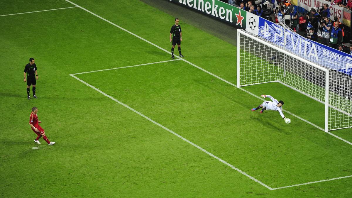 2012 ist ein ganz bitteres Jahr für Schweinsteiger. Im Champions-League-Finale in München verschießt er gegen Chelsea im Elfmeterschießen