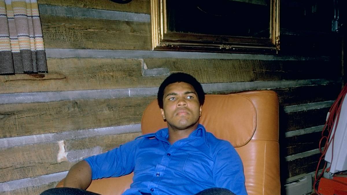 Die US-Regierung verurteilt Ali zu fünf Jahren Haft, gegen Kaution bleibt er auf freiem Fuß. Seine Boxlizenz wird ihm entzogen, der Weltmeistertitel ist futsch. Drei Jahre lang steht "The Greatest" nicht im Ring