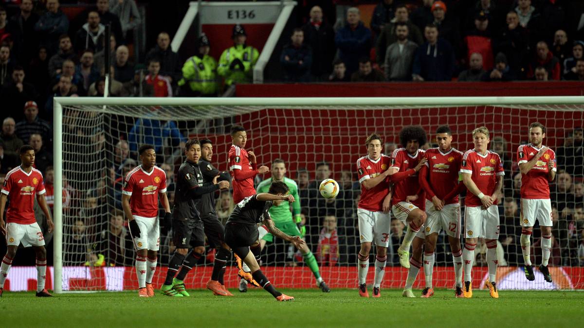 17. MÄRZ 2016: Ein kurzes Comeback im Frühjahr verläuft auch nicht erbaulich. Schweinsteiger scheidet mit United im Achtelfinale der UEFA Europa League gegen Liverpool aus. Bald darauf ist er wieder verletzt, ist auch beim FA-Cup-Sieg seines Teams nur Zuschauer