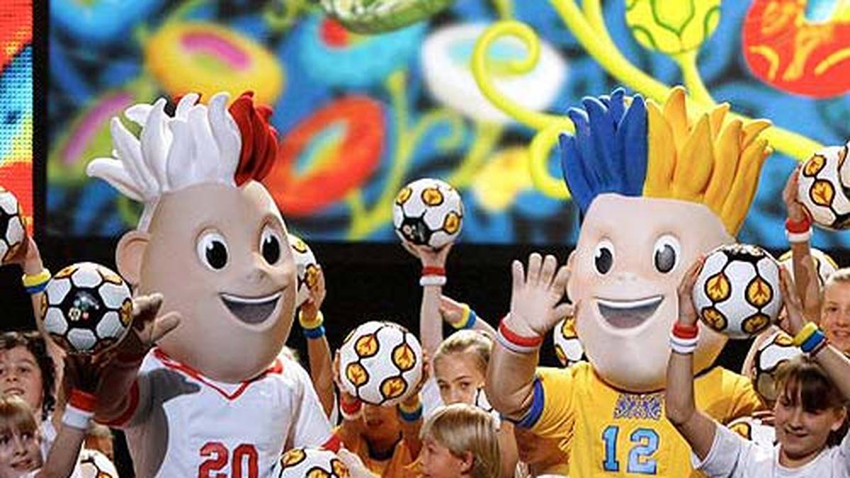 Ähnlichkeit hat das Duo "Slavek und Slavko", das vier Jahre später zum Maskottchen der EM in Polen und der Ukraine gewählt wird. Im Polnischen Theater in Warschau laufen die beiden erstmals auf