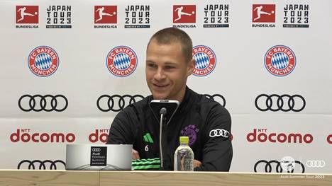 Joshua Kimmich bleibt bei den Fragen zu seiner Zukunft gelassen und sorgt für einen Lacher auf der Pressekonferenz. 