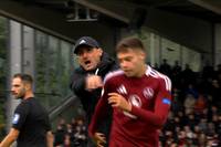 Nürnberg-Trainer Miroslav Klose ist nach dem Abpfiff der Partie in Ulm stinksauer auf seinen eigenen Spieler Stefanos Tzimas - und weist diesen lautstark zurecht. Die Szene hat eine Vorgeschichte.