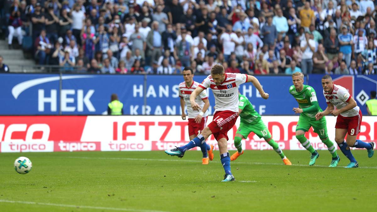 Aber auch der HSV braucht nicht lange, um in Führung zu gehen. Nach Videobeweis wird dem "Dino" ein Hand-Elfmeter zugesprochen, Aaron Hunt tritt an und behält die Nerven. Es keimt wieder Hoffnung auf den Rängen auf
