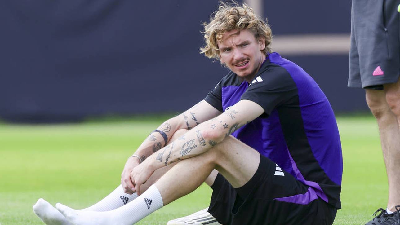 Nick Woltemade legt im Training eine Verschnaufpause ein