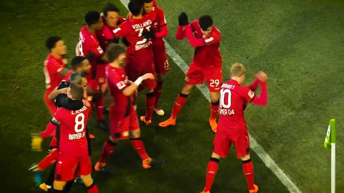 Im Spiel gegen den VfL Wolfsburg waren es Julian Brandt und Kai Havertz, die den Axtschwung aus dem Spiel beim 2:1-Erfolg in der Nähe der Eckfahne zelebrierte