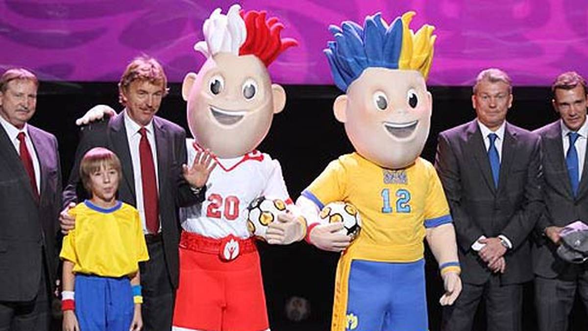 Das Duo in den Nationalfarben Polens und der Ukraine kommt zusammen mit den polnischen Fußballgrößen Andrzej Szarmach (l.) und Zbigniew Boniek (3. v. l.) sowie den Ukrainern Oleg Blochin (2. v. r.) und Andrej Schewtschenko (r.)