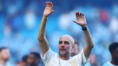 Bei der Feier zu seinem Abschied von Manchester City wird Pep Guardiola von Basketball-Ikone Michael Jordan überrascht. Der spanische Trainer zeigt sich von der Videobotschaft seines Idols sichtlich gerührt.