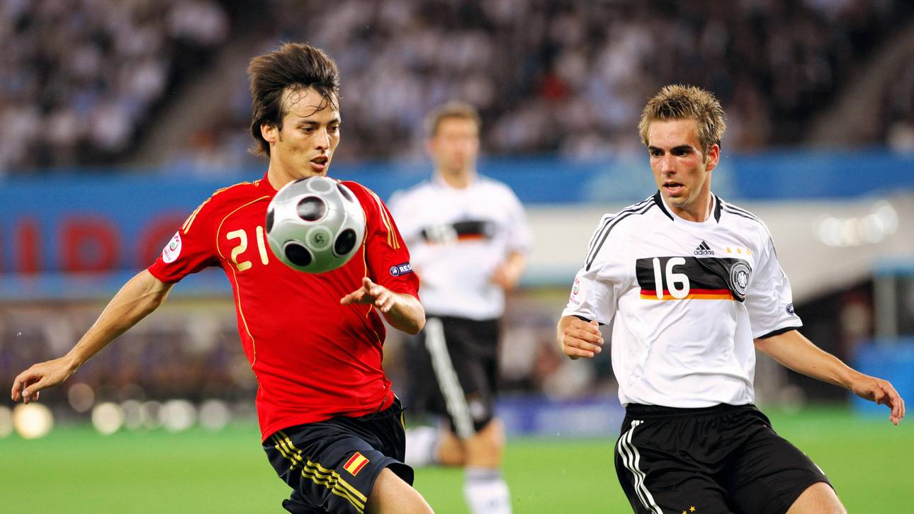 Spanish midfielder David Silva (L) vie f