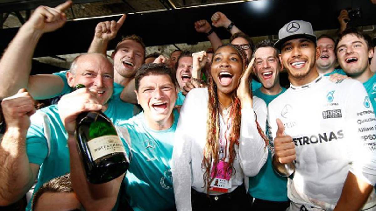 Tennisstar Venus Williams macht einen Abstecher nach Austin, um Lewis Hamilton zu treffen. Beim GP der USA im Oktober 2016 feiert sie mit ihm den Sieg vor dessen Erzrivalen Nico Rosberg. Gerüchteweise bandelt Hamilton damals aber mit Venus' Schwester Serena an