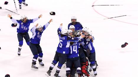 Die Eishockey-Frauen der USA jubeln nach ihrem Gold-Coup gegen Kanada 