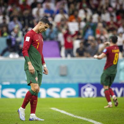 Portugals Rekordspieler Cristiano Ronaldo musste in der Achtelfinal-Partie gegen die Schweiz erstmals seit 2008 von der Bank aus starten. Seine Schwester Elma Aveiro kritisiert dafür nun Trainer Fernando Santos, auch Ronaldos Verlobte meldet sich zu Wort. 