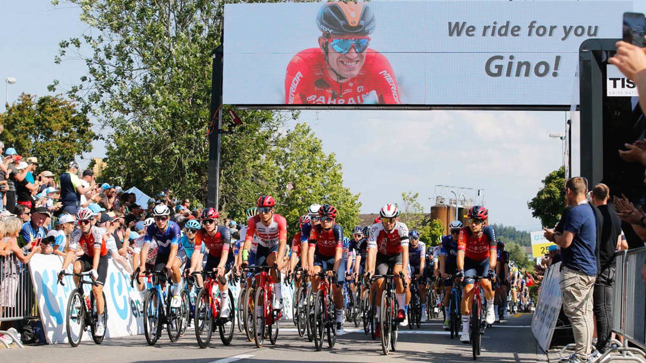 Ein Banner erinnert an den tödlich verunglückten Radprofi Gino Mäder