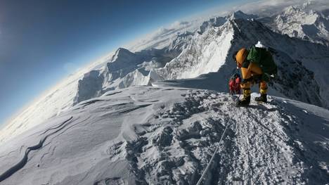 Bergsteiger auf dem Weg zum Everest-Gipfel