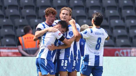 Die Hertha startet perfekt in die neue Saison. Doch rund um Top-Talent Winkler gibt es weiter Fragezeichen. Trainer Leitl hofft, dass der Offensivspieler der Hertha erhalten bleibt.