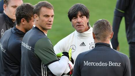 Bundestrainer Joachim Löw hofft für die WM in Russland weiter auf Stammkeeper Manuel Neuer