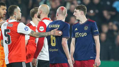 Davy Klaassen (Nr.6) wird gegen Feyenoord Rotterdam von einem Gegenstand am Kopf getroffen