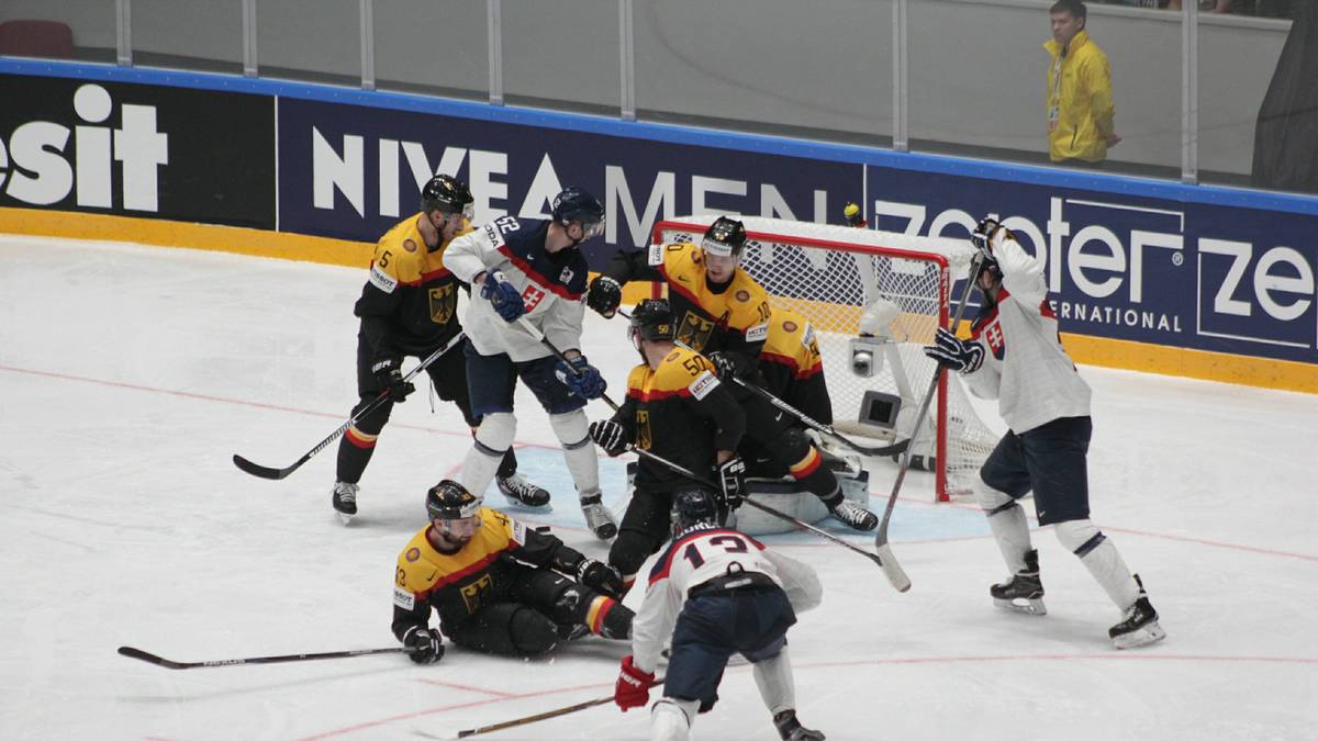 Das deutsche Team hat allerdings auch Glück. Während der Anfangsphase schießen die Slowaken innerhalb von 15 Sekunden gleich fünf Mal auf das Tor von Timo Pielmeier. Nur mit vereinten Kräften kann der frühe Rückstand vermieden werden
