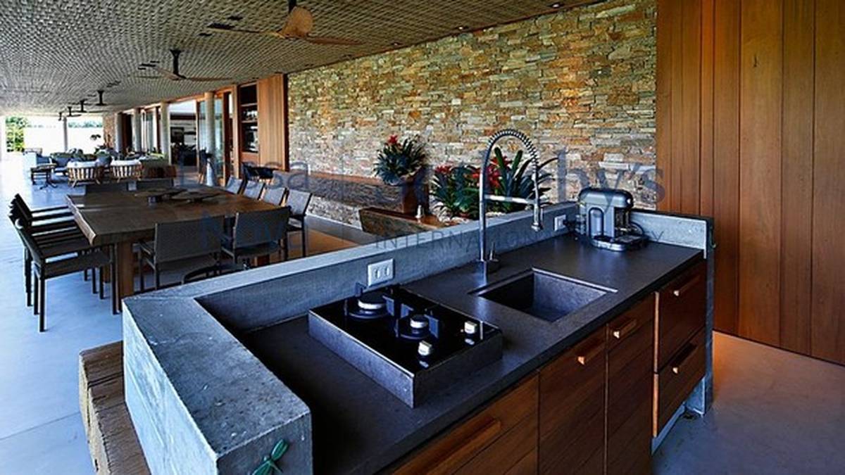 Auf der Terasse gibt es alles, was man für eine große Grillparty braucht. Eine Outdoor-Küche ist auch am Start