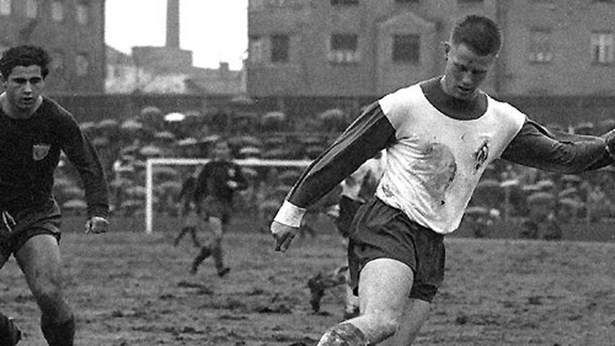 Das erste Bundesliga-Duell zwischen Bayern und Bremen steigt am 18. Dezember 1965. Bei ackerähnlichen Platzverhältnissen siegen die von Tschik Cajkovski trainierten Bayern 3:1, auch wenn Gerd Müller (l.) hier gegen Bremens Hans Schulz das Nachsehen hat. Torschützen für Bayern: Rainer Ohlhauser, Dieter Koulmann und Franz Beckenbauer