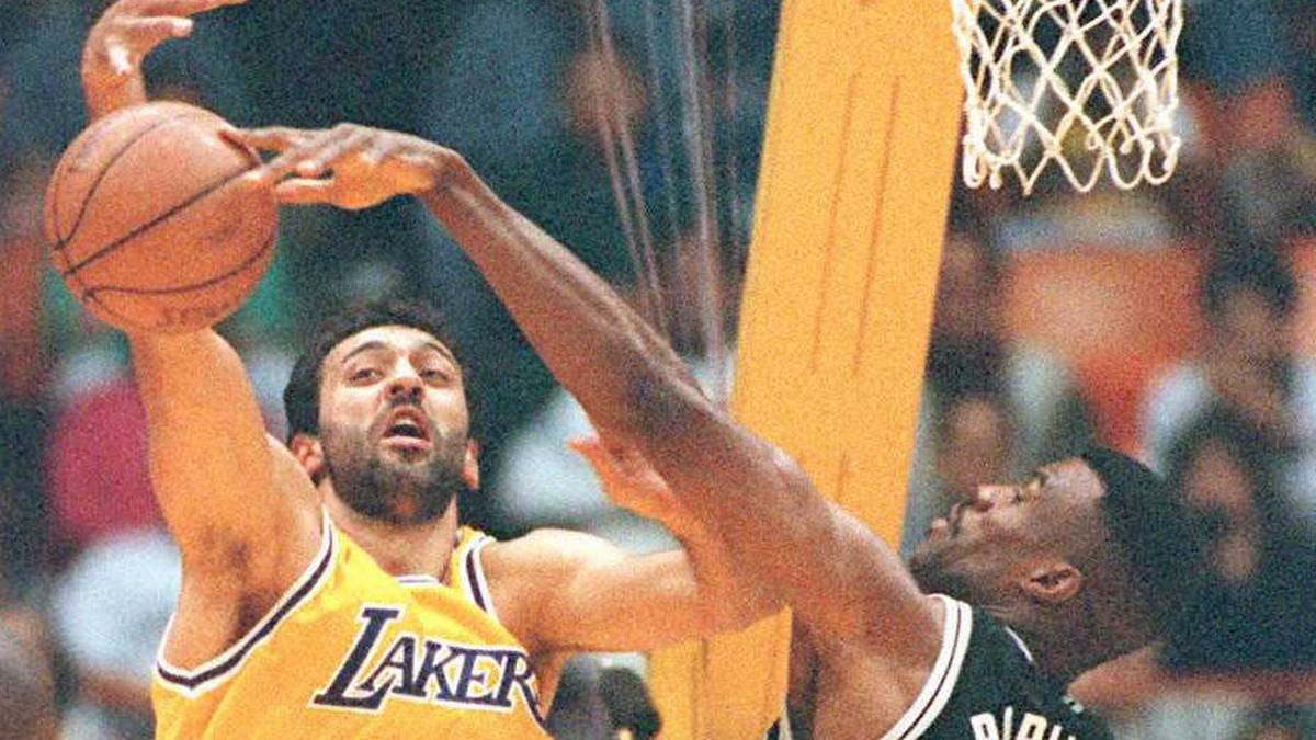 Und noch ein NBA-Star geht den Mavericks wegen des White-Drafts flöten. Vlade Divac (l.) wird als 26. Spieler von den Lakers ausgewählt und steigt zu einem der besten NBA-Spieler auf. Er kommt als einer von wenigen Spielern auf über 13.000 Punkte, 9.000 Rebounds, 3.000 Assists und 1.500 Blocks. 1996 wird er dann zu den Charlotte Hornets geschickt - im Tausch für Kobe Bryant