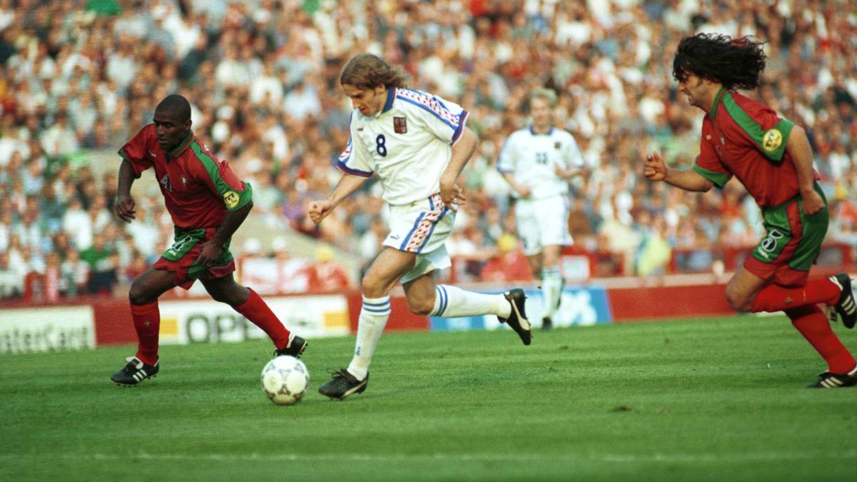 Die Portugiesen wissen aber auch, wie es sich anfühlt, Traumtore zu kassieren. 1996 überlistet Tschechiens Karel Poborsky die Hintermannschaft der Iberer mit einem feinen Lupfer. Die Tschechen triumphieren 1:0 und erreichen das Halbfinale, die Portugiesen müssen nach Hause