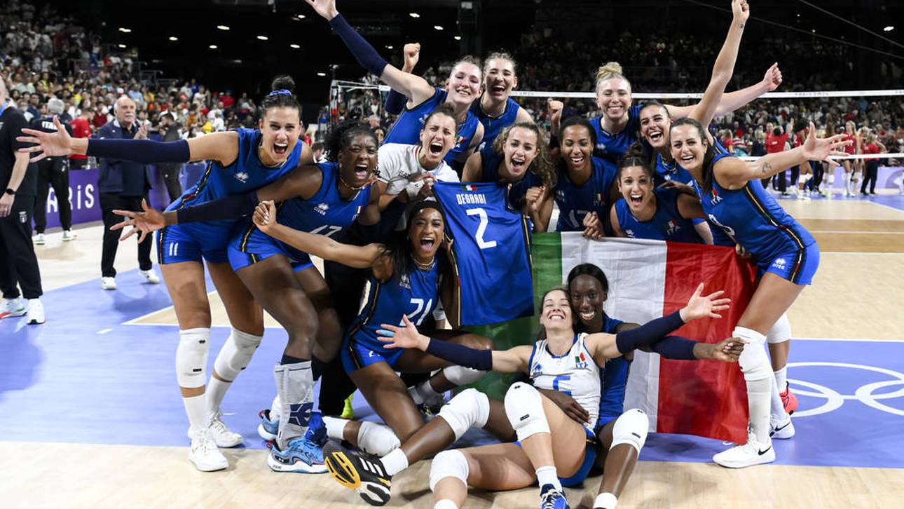 Sarah Fahr feiert mit ihren Teamkolleginnen den Olympiasieg