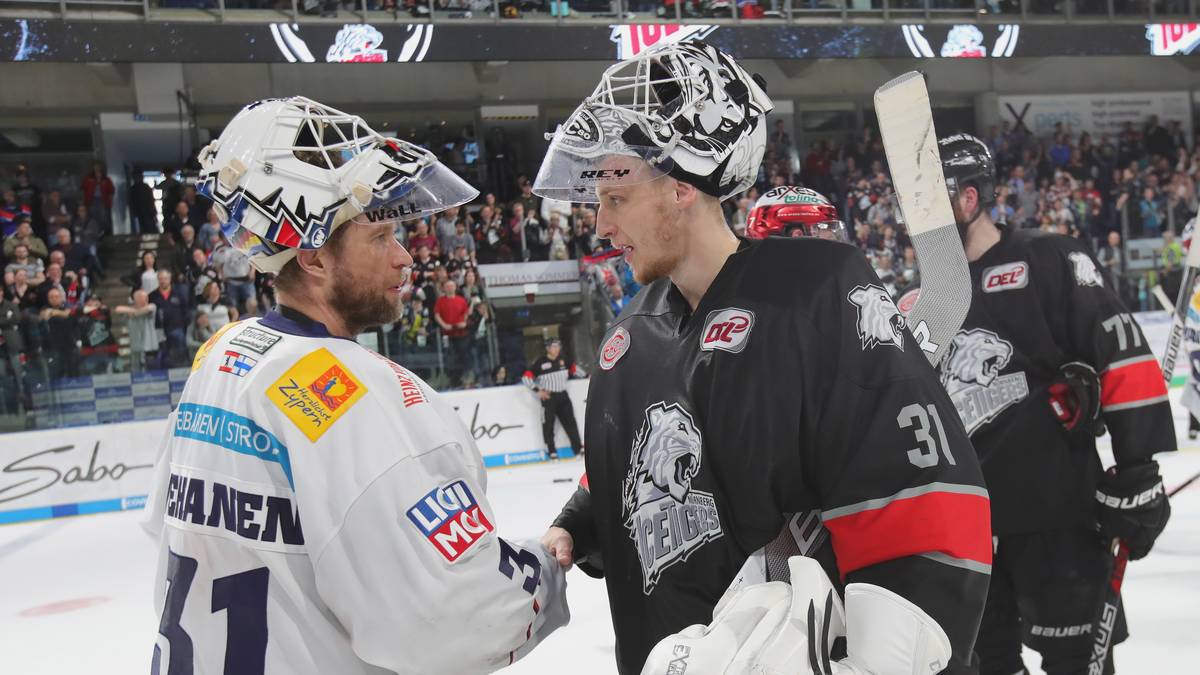 Mit 2,69 Gegentoren pro Spiel und 91,01 Prozent Fangquote muss sich Weltmeister-Torhüter Petri Vehanen (l.) im Duell der Goalies geschlagen geben. PUNKT FÜR MÜNCHEN - 2:0