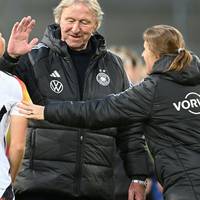 Das 3:1 der deutschen Fußballerinnen gegen Island ist ein Fortschritt, vollauf zufrieden kann Bundestrainer Horst Hrubesch dennoch nicht sein.