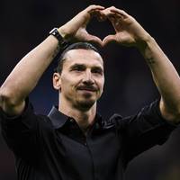 Zlatan Ibrahimovic erhält einen emotionalen Abschied beim AC Mailand - und verkündet dann sein Karriereende.