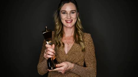 Denise Herrmann-Wick mit der Trophäe als Sportlerin des Jahres 2023