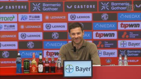 Die Zukunft von Xabi Alonso beschäftigt die Fans von Bayer Leverkusen. Auf der Pressekonferenz nach dem Spiel gegen Augsburg wird der Trainer gefragt, ob er den Wunsch der Fans, nach seinem Verbleib, verstehe. 