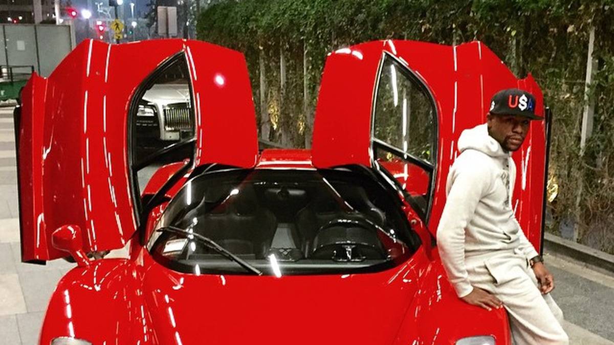 Floyd Mayweather hat ein seinem Vermögen angepasstes Hobby: Luxuskarren. Nach seinem Sieg im Megafight gegen UFC-Superstar Conor McGregor ist "Money" Mayweather offenbar noch einmal auf Shoppingtour gegangen. SPORT1 zeigt eine Auswahl seiner sündhaft teuren Autos