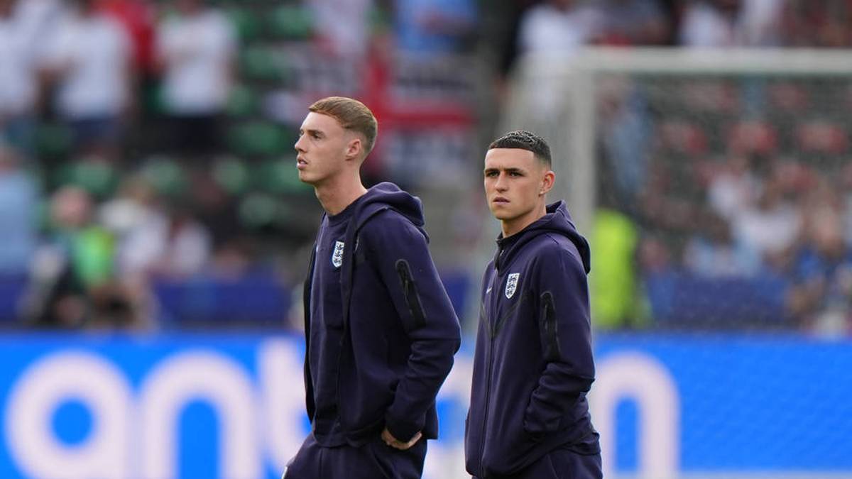 Cole Palmer (l., Chelsea FC) und Phil Foden (r., Manchester City) werden beide von Thomas Tuchel nicht für die WM berücksichtigt! Das hätten selbst die größten Experten vor ein paar Monaten nicht vorhersagen können.
Beide waren auch bei den Freundschaftsspielen ende März noch dabei.