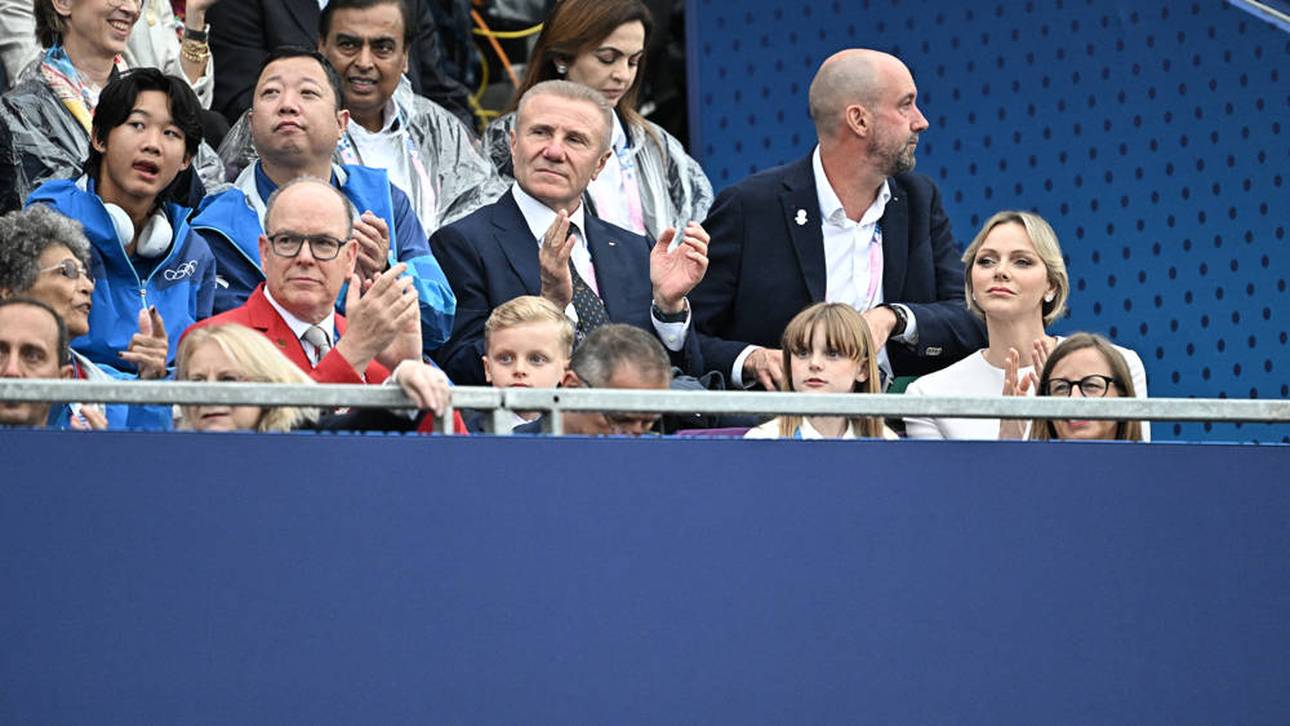 Sergej Bubka (Mitte, blauer Anzug) war auch bei der Eröffnungsfeier der Olympischen Spiele in Paris