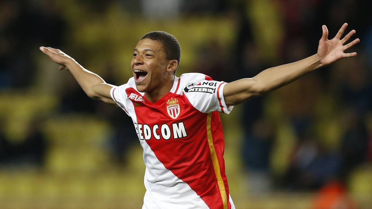 BEDÄCHTIGER AUFBAU: Bereits als 14-Jähriger konnte sich Mbappe seine Vereine aussuchen. Damals lud ihn Real Madrid zu einem Probetraining ein, auch bei Chelsea spielte er schon vor. Doch Mbappe entschied sich für Monaco und zog eine ruhige Entwicklung vor