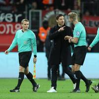 Beim Sieg von Bayer Leverkusen gegen Mainz 05 kommt es kurz vor der Pause zu einer Aufreger-Szene rund um Xabi Alonso. Der Trainer zeigt sich nach dem Spiel unzufrieden. 