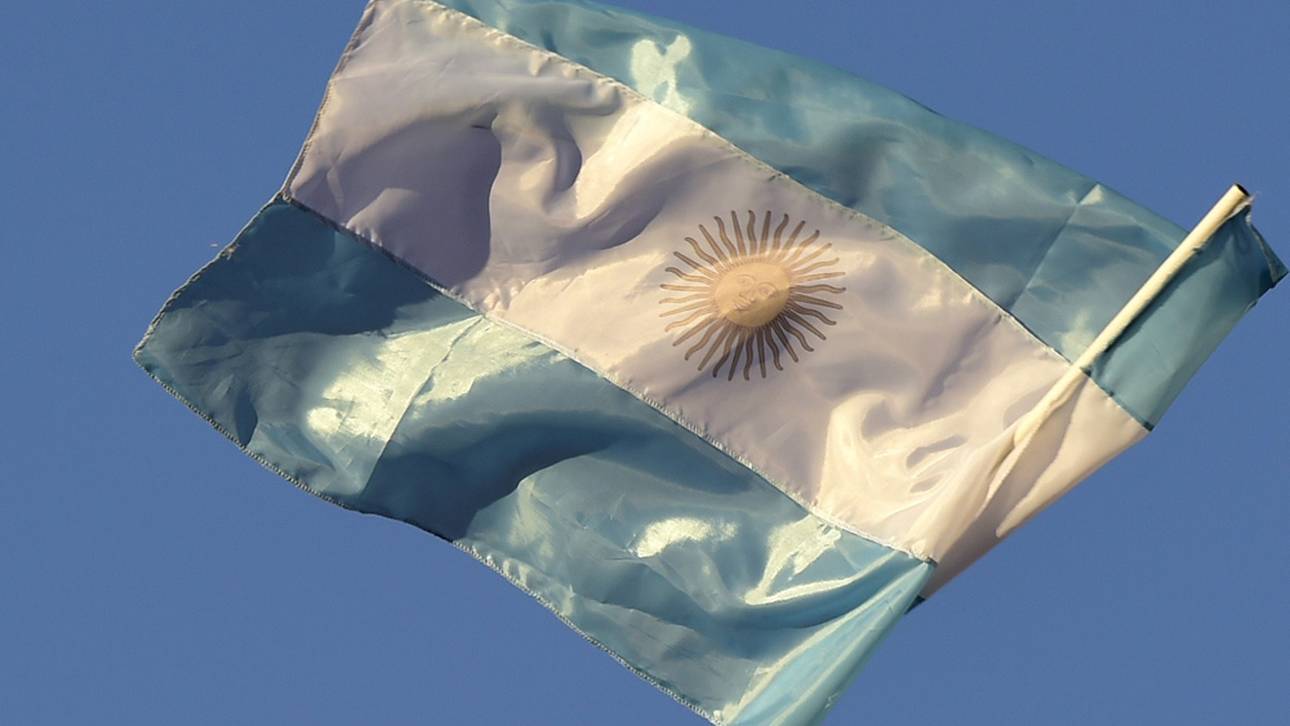 Horrortat: Fan von Tribüne geworfen