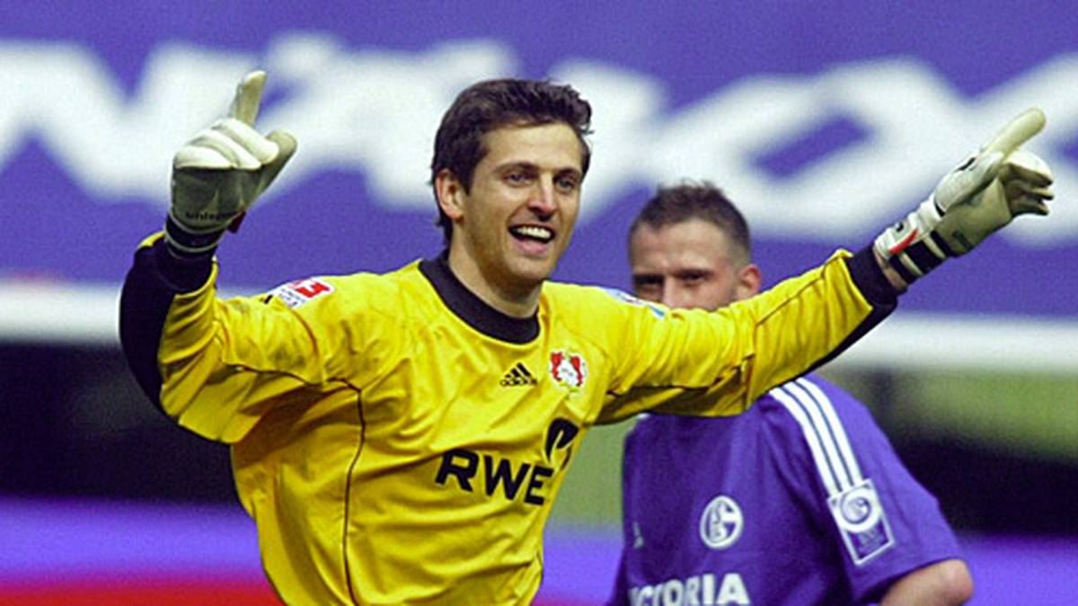 HANS-JÖRG BUTT: Er ist nicht nur für seine Paraden berühmt, sondern tritt regelmäßig auch als Torschütze per Elfmeter in Erscheinung. Butt ist Teil der Elf, die 2002 bis in Champions-League-Finale vordringt. Insgesamt hütet er 263 Mal das Tor der Werkself