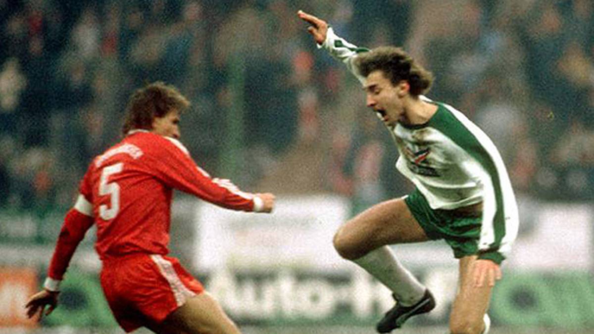 Brutal geht es dann 1985/86 zur Sache. Bayerns Klaus Augenthaler holt Rudi Völler rabiat von den Beinen. Die Folge: Fünf Monate Pause für Völler